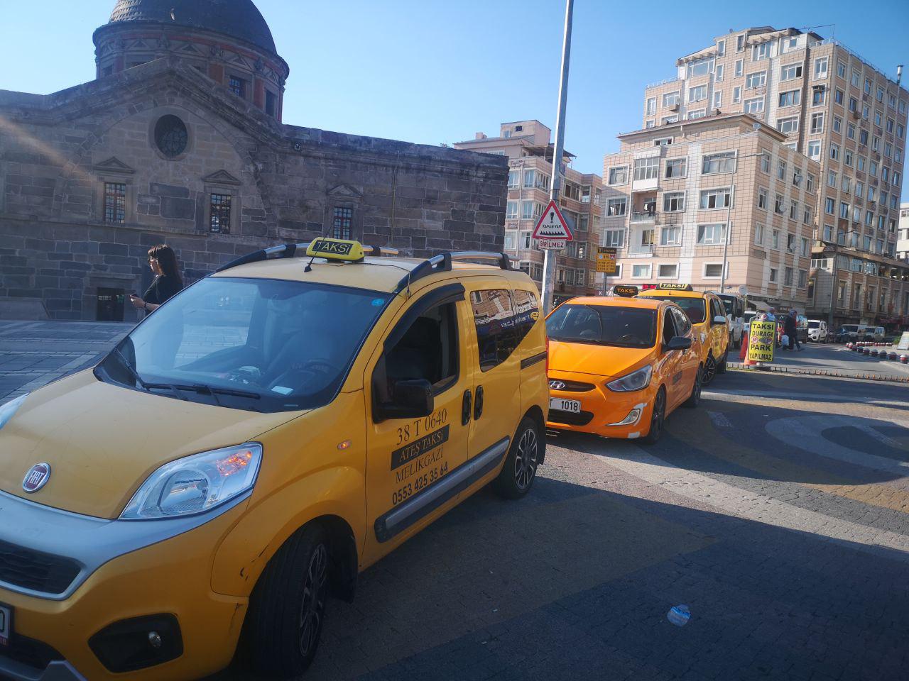Ateş Taksi araçları taksi sırasında